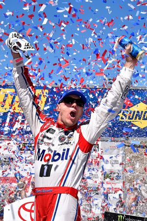 Race winner Kevin Harvick, Stewart-Haas Racing Ford