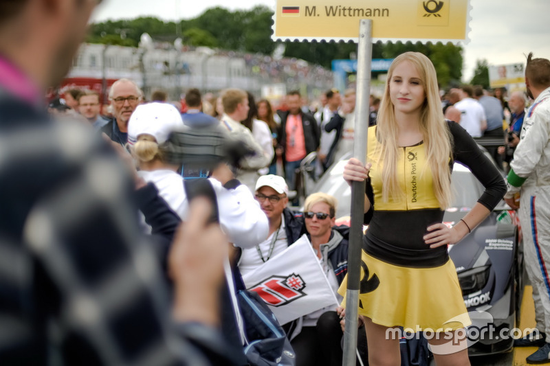 La grid girl di Marco Wittmann, BMW Team RMG, BMW M4 DTM
