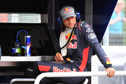 Carlos Sainz Jr., Scuderia Toro Rosso sits on the pit wall gantry after stopping on track in FP1