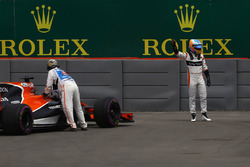 Fernando Alonso, McLaren stops on track in FP1 and waves