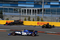 Romain Grosjean, Haas F1 Team VF-17 and Jolyon Palmer, Renault Sport F1 Team RS17 crash