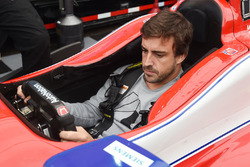 Fernando Alonso sits in the car of Marco Andretti