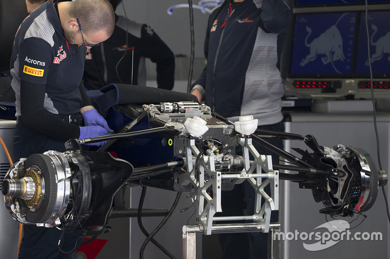 Scuderia Toro Rosso STR12 front suspension detail