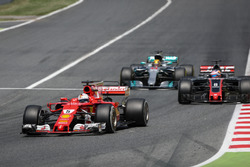 Sebastian Vettel, Ferrari SF70H battles for position, Lewis Hamilton, Mercedes-Benz F1 W08