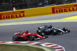 Sebastian Vettel, Ferrari SF70H, battles, Lewis Hamilton, Mercedes AMG F1 W08
