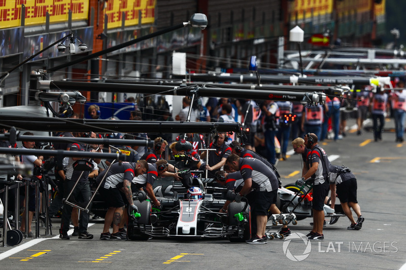 Romain Grosjean, Haas F1 Team VF-17, ai box