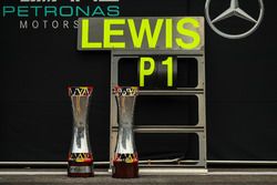 Siegerpokale für Lewis Hamilton und Mercedes AMG F1