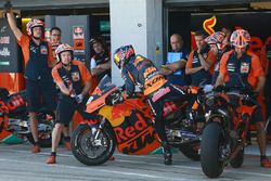 Changement de moto au stand pour Bradley Smith, Red Bull KTM Factory Racing