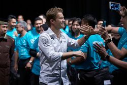 Les employés de Petronas accueillent Nico Rosberg, Mercedes AMG F1