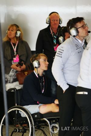 El piloto de Fórmula 4 Británica Billy Monger visita el garaje de AMG Mercedes