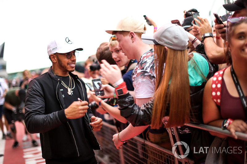 Lewis Hamilton, Mercedes AMG F1 signs autographs for the fans