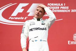 Le vainqueur Valtteri Bottas, Mercedes AMG F1, sur le podium