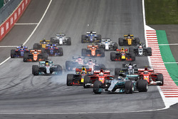 Valtteri Bottas, Mercedes AMG F1 W08, Sebastian Vettel, Ferrari SF70H, Kimi Raikkonen, Ferrari SF70H, the rest of the field away at the start
