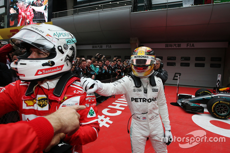 Lewis Hamilton, Mercedes AMG; Sebastian Vettel, Ferrari,im Parc Ferme