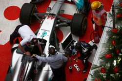 Du travail sur la voiture de Lewis Hamilton, Mercedes AMG F1 W08, dans le parc fermé après la course