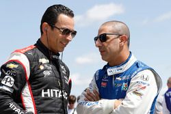 Helio Castroneves, Team Penske Chevrolet, Tony Kanaan, Chip Ganassi Racing Honda