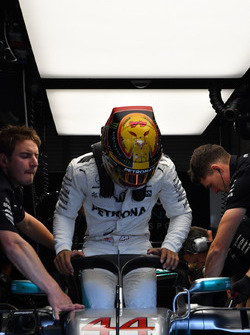 Lewis Hamilton, Mercedes-Benz F1 W08 with halo