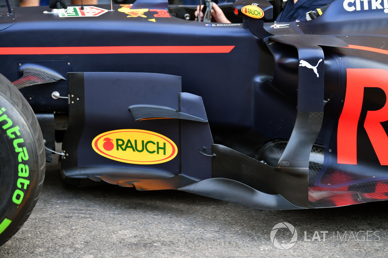 Red Bull Racing RB13, sidepod and barge board detail