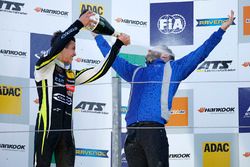 Yarış galibi Lando Norris, Carlin, Dallara F317