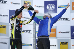 Yarış galibi Lando Norris, Carlin, Dallara F317
