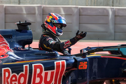 Daniil Kvyat, Scuderia Toro Rosso STR11 after puncture