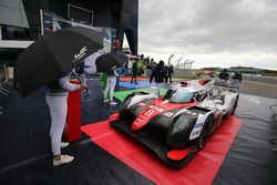 #8 Toyota Gazoo Racing Toyota TS050 Hybrid: Anthony Davidson, Sébastien Buemi, Kazuki Nakajima in parc ferme