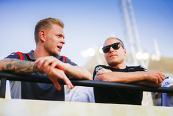 Kevin Magnussen, Haas F1 Team, et Valtteri Bottas, Mercedes AMG