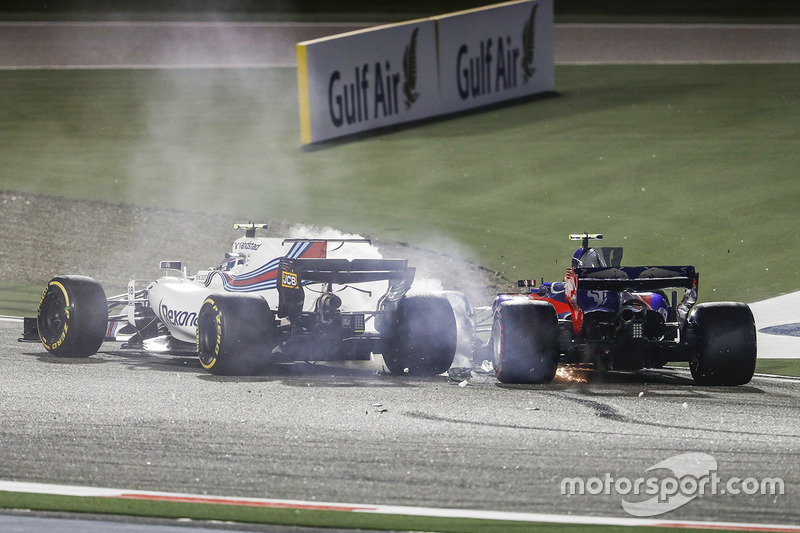 Lance Stroll, Williams FW40, Carlos Sainz Jr., Toro Rosso STR12, chocan y se retiran