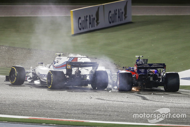 Lance Stroll, Williams FW40, Carlos Sainz Jr., Toro Rosso STR12, collide and retire