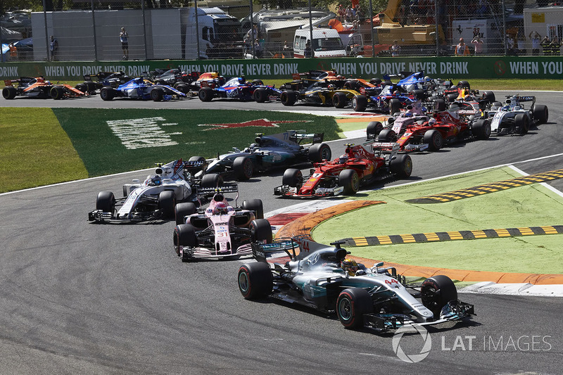 Lewis Hamilton, Mercedes AMG F1 W08, Esteban Ocon, Sahara Force India F1 VJM10, Lance Stroll, Williams FW40, Kimi Raikkonen, Ferrari SF70H, the rest of the field at the start