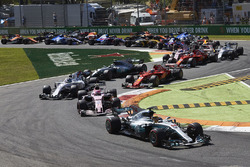 Lewis Hamilton, Mercedes AMG F1 W08, Esteban Ocon, Sahara Force India F1 VJM10, Lance Stroll, Williams FW40, Kimi Raikkonen, Ferrari SF70H, the rest of the field at the start