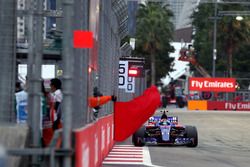 Carlos Sainz Jr., Scuderia Toro Rosso STR12 y un oficial con la bandera roja