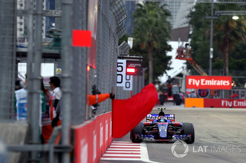 Carlos Sainz Jr., Scuderia Toro Rosso STR12, Streckenwart mit roter Flagge