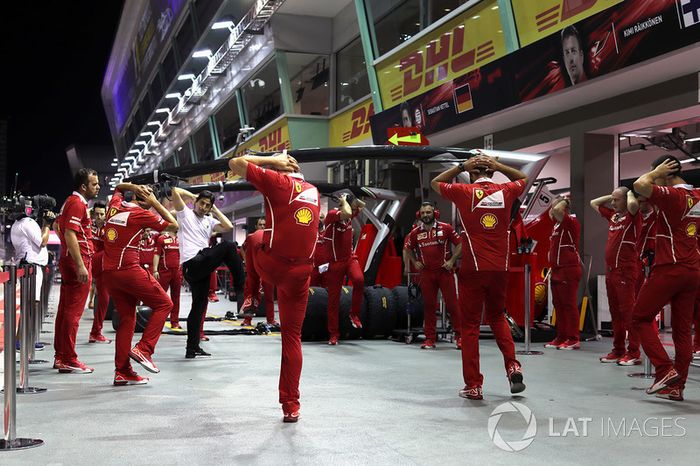 Ejercicios de calentamiento de mecánicos de Ferrari
