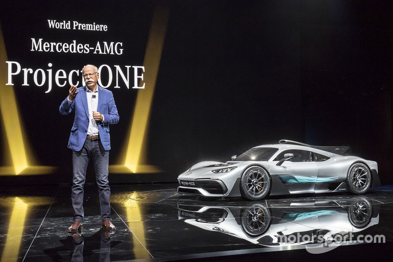 Dr. Dieter Zetsche, Presidente del Consejo de dirección de Daimler AG y jefe de los coches de Mercedes Benz, presenta el show car Mercedes-AMG Project ONE