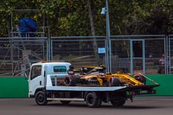 La monoposto incidentata di Jolyon Palmer, Renault Sport F1 Team RS17 viene recuperata nelle FP2