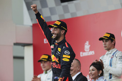 Daniel Ricciardo, Red Bull Racing davanti a Valtteri Bottas, Mercedes AMG F1 e Lance Stroll, William