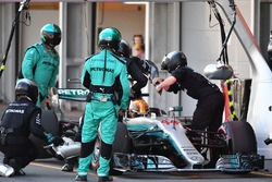 Lewis Hamilton, Mercedes AMG F1 F1 W08 fa un pit stop per sostituire la protezione per la testa