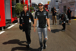 Гонщик Sahara Force India F1 Серхио Перес и его тренер Чави Мартос