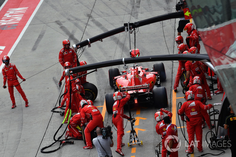 Sebastian Vettel, Ferrari SF70H au stand