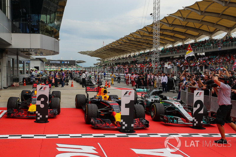 Les voitures du vainqueur Max Verstappen, Red Bull Racing RB13, Daniel Ricciardo, Red Bull Racing RB13 and Lewis Hamilton, Mercedes-Benz F1 W08 dans le Parc Fermé