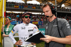 Fernando Alonso, McLaren and Mark Temple, McLaren Race Engineer