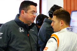 Eric Boullier, McLaren Director Racing Director habla con Stoffel Vandoorne, McLaren