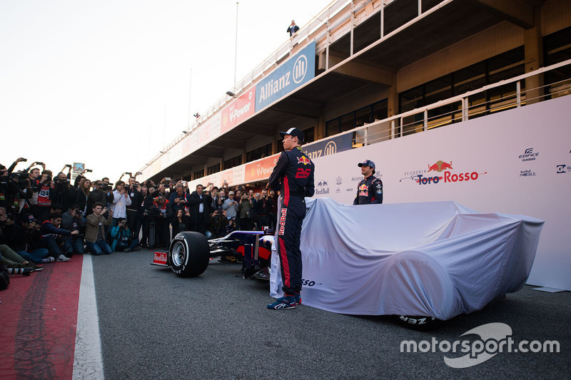Данііл Квят, Карлос Сайнс-мол., Scuderia Toro Rosso STR12