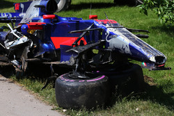 Wreckage of the car of Carlos Sainz Jr., Scuderia Toro Rosso STR12, after his collision, Felipe Massa, Williams FW40, on the opening lap