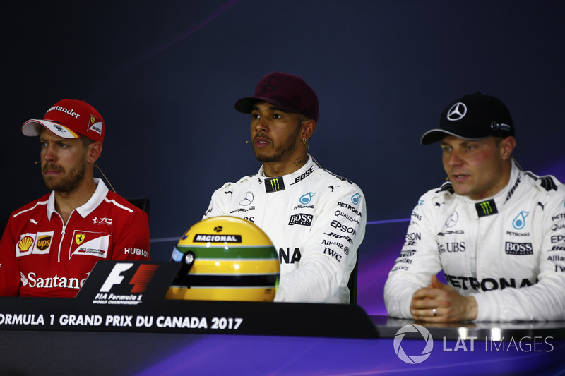 O acessório também acompanhou Hamilton na coletiva de imprensa oficial.