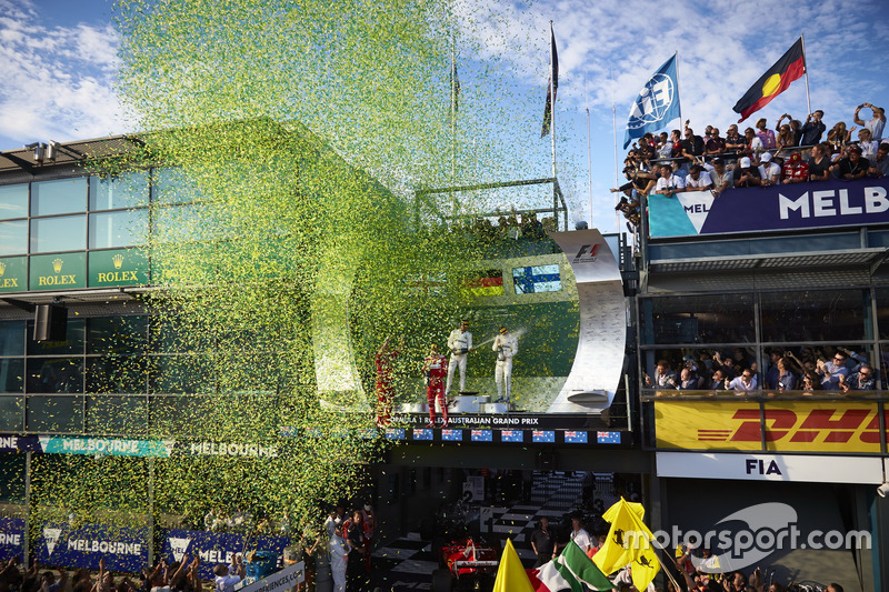Pioggia di confetti per i tre piloti sul podio