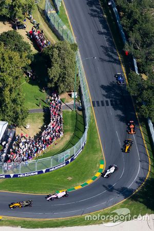 Nico Hulkenberg, Renault Sport F1 Team RS17, leads Esteban Ocon, Force India VJM10, Lance Stroll, Williams FW40, Jolyon Palmer, Renault Sport F1 Team RS17, and Stoffel Vandoorne, McLaren MCL32