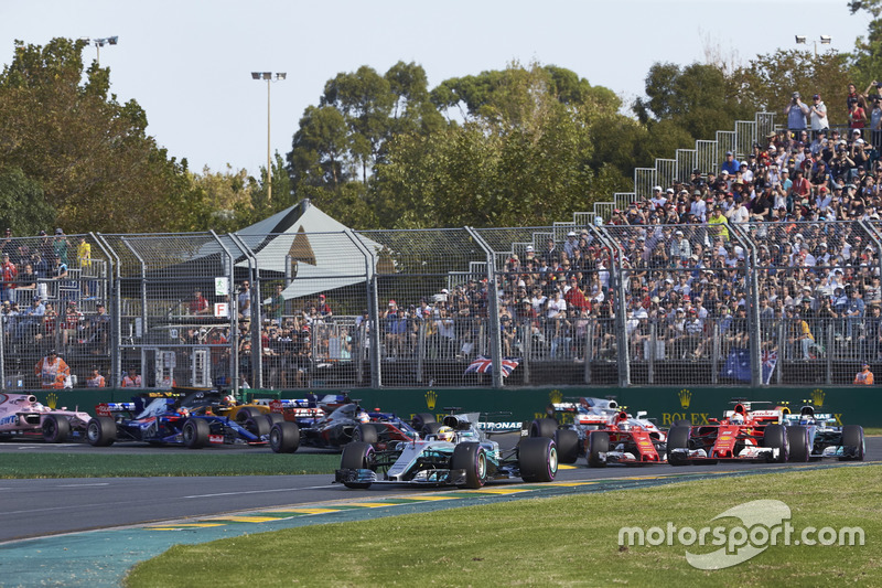 Lewis Hamilton, Mercedes AMG F1 W08, Sebastian Vettel, Ferrari SF70H, Valtteri Bottas, Mercedes AMG F1 W08, Kimi Raikkonen, Ferrari SF70H, Max Verstappen, Red Bull Racing RB13 y el resto de la parrilla