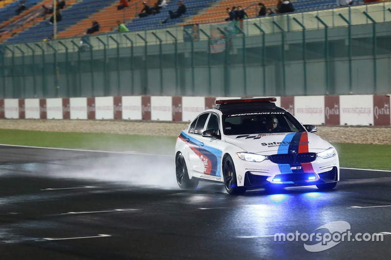 Safety Car BMW melaju di trek basah